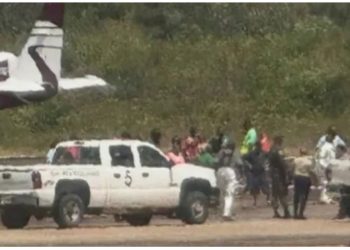 Amerikani tenton të marrë peng avionin, vritet me armë zjarri nga pasagjeri