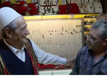 FOTOLAJM/ “Duhet ta hiqja xhaketën, por u fiksuat ju!” Berisha vishet me jelek dhe qeleshe në Pazarin e Vjetër në Krujë