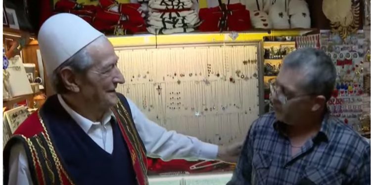 FOTOLAJM/ “Duhet ta hiqja xhaketën, por u fiksuat ju!” Berisha vishet me jelek dhe qeleshe në Pazarin e Vjetër në Krujë