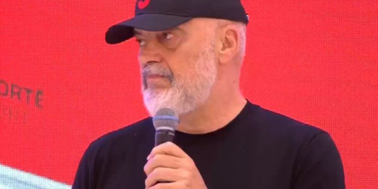 “Edhe Kurbini që është burrë bëri hajër vetëm me një grua”/ Rama nga Lezha: Sot gratë dhe vajzat nuk janë më pas dere, por janë pjesë e vendimmarrjes!