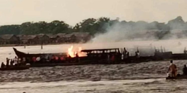 VIDEO/ Tragjedi në lumin Kongo/ Përfshihet nga flakët varka, humbin jetën 143 persona, qindra të zhdukur 