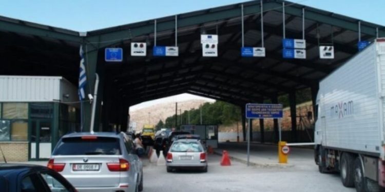 Pashkët rikthejnë në vend emigrantët shqiptarë, mbi 18 mijë persona hynë në Shqipëri nga Kapshtica në 72 orë