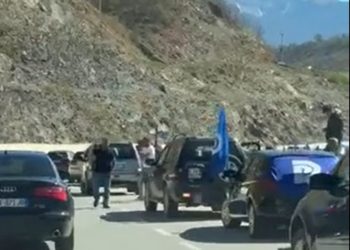 VIDEO/ Berisha sot takim në Dibër, dibranët presin kreun e PD-së në Rrugën e Arbrit, kanë krijuar një varg të gjatë me makina anash rrugës