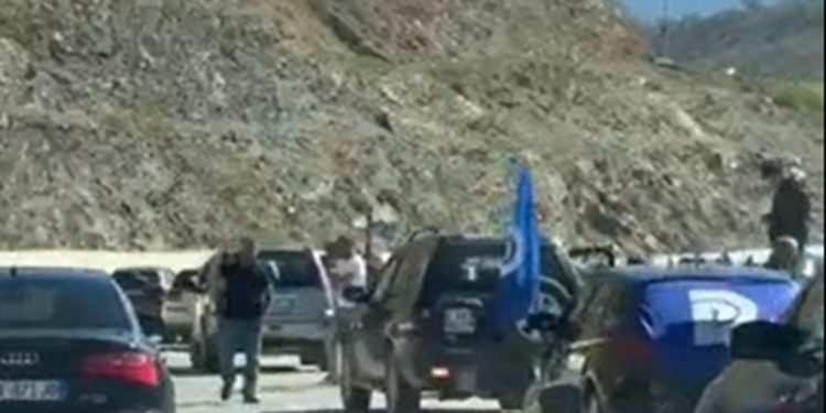VIDEO/ Berisha sot takim në Dibër, dibranët presin kreun e PD-së në Rrugën e Arbrit, kanë krijuar një varg të gjatë me makina anash rrugës