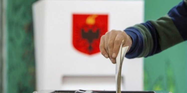 Publikuan me video votën, disa emigrantë në Angli rrezikojnë 3 vite burg