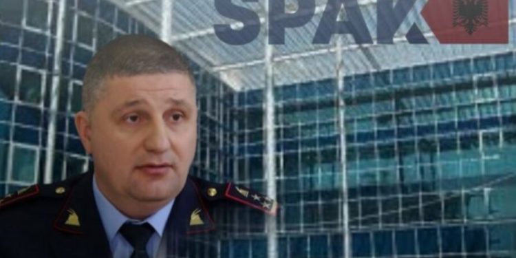 Këmbët “lënë në baltë” shefin e Rrugores/ Roven Zeka tentoi të arratisej dhe rrëzohet, efektivët me urdhër të SPAK e arrestojnë në flagrancë