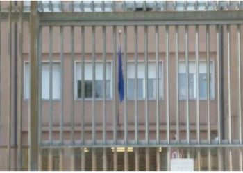 Përleshje në një burg italian/ Dhjetë të burgosur shqiptarë hapin me forcë portën që i ndante me grupin rival, katër efektivë plagosen nga ndërhyrja në konflikt