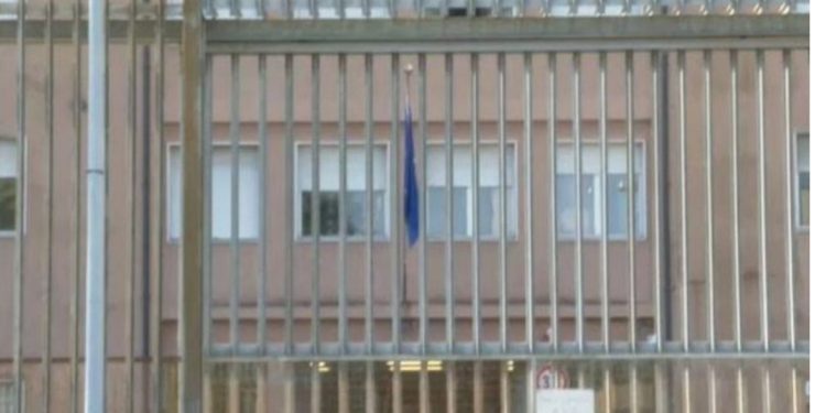 Përleshje në një burg italian/ Dhjetë të burgosur shqiptarë hapin me forcë portën që i ndante me grupin rival, katër efektivë plagosen nga ndërhyrja në konflikt