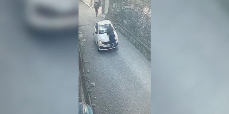 Sherri për pagesën dhe goditja e rojes së parkimit me makinë në Krujë, arrestohet turisti turk