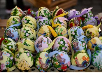 FOTOLAJM/ Vezë të lyera, mesha dhe luttje, si po kremtohen Pashkët nëpër botë