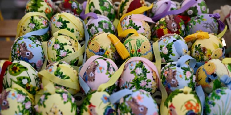 FOTOLAJM/ Vezë të lyera, mesha dhe luttje, si po kremtohen Pashkët nëpër botë