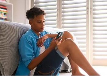 Dayli Mail: Si mund ta kuptojnë prindërit nëse fëmija i tyre është viktimë e bullizmit në internet?