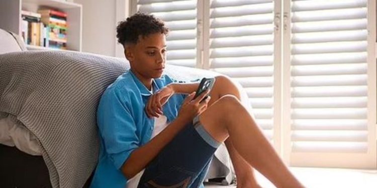 Dayli Mail: Si mund ta kuptojnë prindërit nëse fëmija i tyre është viktimë e bullizmit në internet?