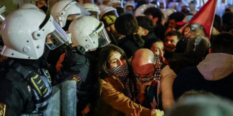 Tensione në qendër të Stambollit, policia ndalon marshimin e opozitës në mbështetje të Palestinës