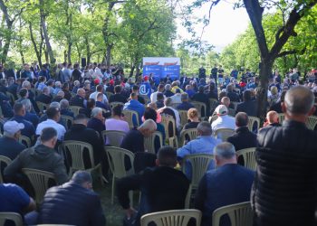 Berisha me fermerët: Politika që ndoqi qeveria Rama ishte shkatërrimtare, hapi kufijtë për prodhimet serbe