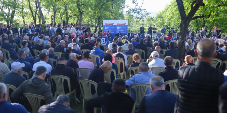 Berisha me fermerët: Politika që ndoqi qeveria Rama ishte shkatërrimtare, hapi kufijtë për prodhimet serbe