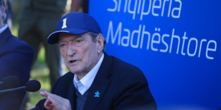 “I solli dhe Ramës, e zuri salmonela”/ Berisha bën deklaratën e fortë: Biznesmeni që solli pulën me salmonelë ishte eksponent i PS