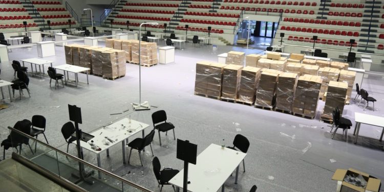 Të dhënat/ Dërgohen në diasporë mbi 245 mijë zarfe me fletë votimi, 8400 mbërrijnë në KQZ