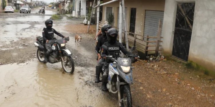 U arrestua për vrasjen e një vendasi/ Turma e njerëzve në Ekuador nxjerr zvarrë britanikun nga komisariati, e djegin të gjallë para policëve