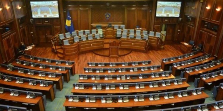 Dështon përsëri seanca konstituive në Kosovë, shtyhet për ditën e mërkurë