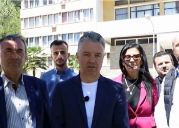 “Po pasurohet me guroret e paligjshme dhe prerjet e pyjeve”, Bozdo: Kryebashkiaku i Skraparit po kërcënon banorët me kempin dhe vendet e punës!