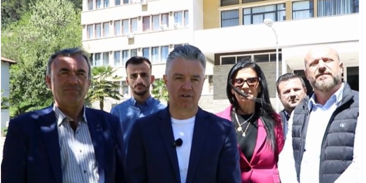 “Po pasurohet me guroret e paligjshme dhe prerjet e pyjeve”, Bozdo: Kryebashkiaku i Skraparit po kërcënon banorët me kempin dhe vendet e punës!