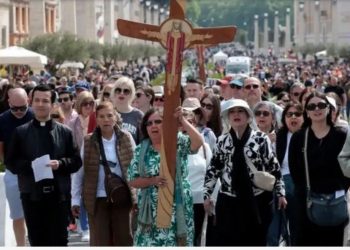Bota mban zi për vdekjen e Papa Franceskut, pikëllim në mbarë botën