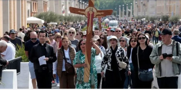 Bota mban zi për vdekjen e Papa Franceskut, pikëllim në mbarë botën