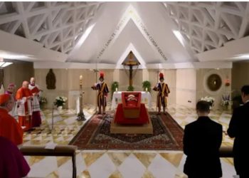 FOTOLAJM/ Ndërroi jetë një ditë më parë, publikohen pamjet e Papa Françeskut në arkivol të hapur