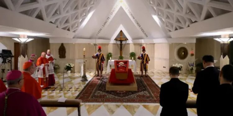 FOTOLAJM/ Ndërroi jetë një ditë më parë, publikohen pamjet e Papa Françeskut në arkivol të hapur