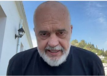 Çfarë bëre në 12 vite? Rama-komentuesit: Shqipëria ishte në gropë, tani në prag të BE-së…