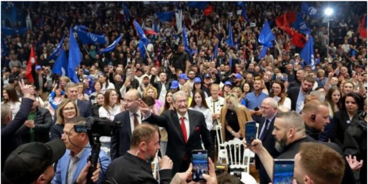 Pritje madhështore në Korçë, mijëra qytetarë me Berishën!