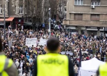 Protestat në Serbi/ Studentët bllokojnë TV publik: I shërben regjimit të Vuçiç