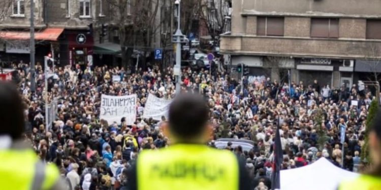 Protestat në Serbi/ Studentët bllokojnë TV publik: I shërben regjimit të Vuçiç
