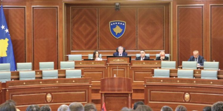 Dështon sërish zgjedhja e kryetares së Kuvendit në Kosovë, seanca shtyhet për të premten