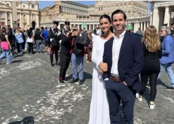 FOTO/ Të sapomartuarit presin të bëjnë homazhe për Papën në Bazilikën e Shën Pjetrit: Do të na bekojë nga parajsa