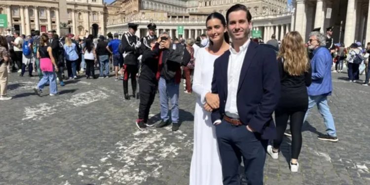 FOTO/ Të sapomartuarit presin të bëjnë homazhe për Papën në Bazilikën e Shën Pjetrit: Do të na bekojë nga parajsa