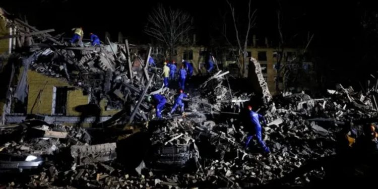 Kievi goditet nga sulmi rus me raketa dhe dron, 9 persona humbin jetën, 63 të tjerë plagosen