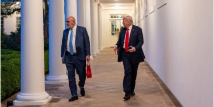 LaCivita poston foton me Trump: Gjithçka filloi këtu! Do punoj deri në largimin e Edi Ramës!