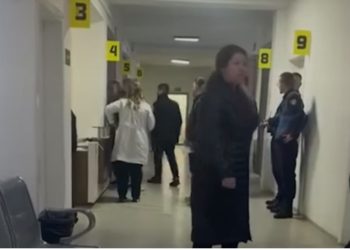 VIDEO/ Momenti kur arrestohet ish-drejtoresha e Spitalit Dibër, Irini Shehu tenton të shmangë prangat duke përdorur gjendjen shëndetësore