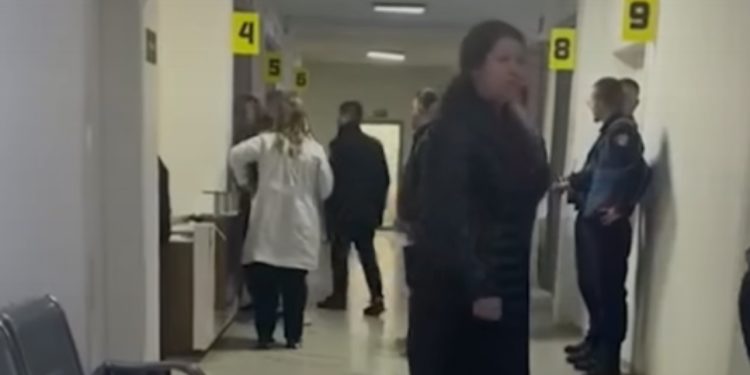 VIDEO/ Momenti kur arrestohet ish-drejtoresha e Spitalit Dibër, Irini Shehu tenton të shmangë prangat duke përdorur gjendjen shëndetësore