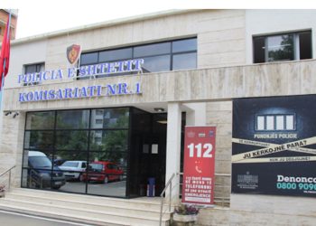 Komiteti Shqiptar i Helsinkit denoncoi dhunën ndaj të miturit gjatë qëndrimit në komisariat, nis hetim disiplinor ndaj 3 inspektorëve të policisë