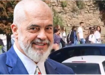 VIDEO/ Ndërpritet mësimi në Elbasan, nxënësit detyrohen të marrin pjesë në takimin e Ramës