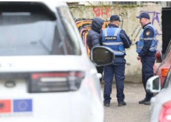 Parandalohet krimi në familje/ Kanoste bashkëshorten dhe djalin se do t’i vriste, vihet në pranga 48-vjeçari në Tiranë