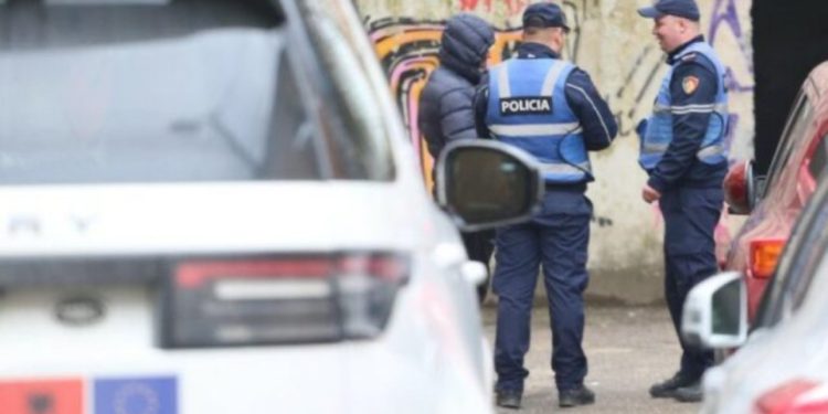 Parandalohet krimi në familje/ Kanoste bashkëshorten dhe djalin se do t’i vriste, vihet në pranga 48-vjeçari në Tiranë