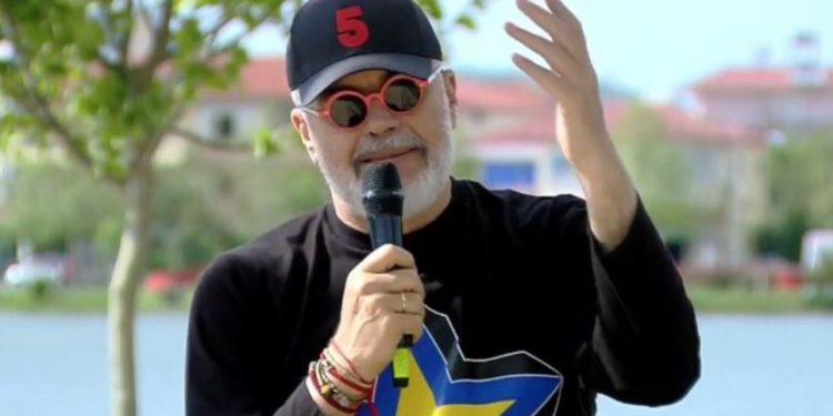 “Ujë të pijshëm 24 orë në afro 28 fshatra”/ Rama takim me të rinjtë në Belsh: Vetëm një tifoz i një partie s’mund t’i shikojë…