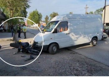FOTO/ Aksident në Fier, furgoni përplas motomjetin, përfundon në spital drejtuesit i motorit