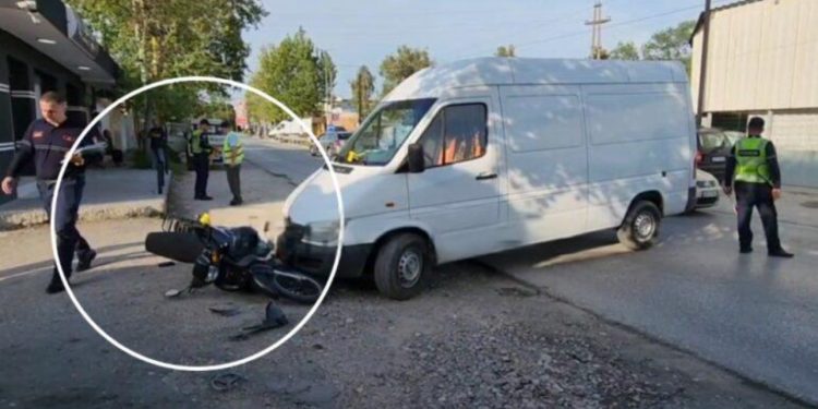 FOTO/ Aksident në Fier, furgoni përplas motomjetin, përfundon në spital drejtuesit i motorit