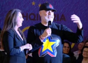 “Merr dhe një këngë tjetër se ne të tallavasë jemi”/ Rama- këngëtares në Elbasan: Ata janë të pianos dëgjojnë Beethoven me Ilir Vrenozin në krye