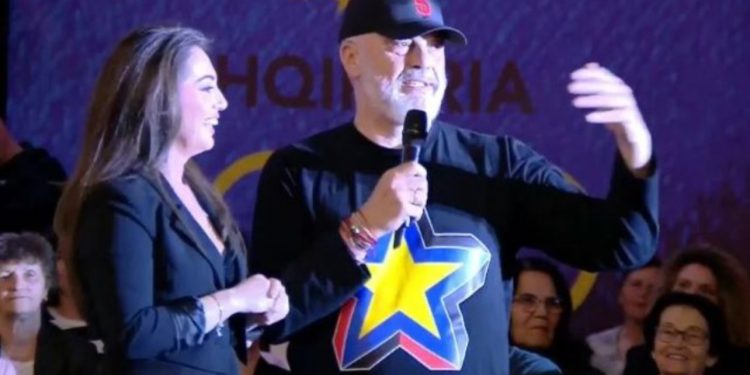 “Merr dhe një këngë tjetër se ne të tallavasë jemi”/ Rama- këngëtares në Elbasan: Ata janë të pianos dëgjojnë Beethoven me Ilir Vrenozin në krye